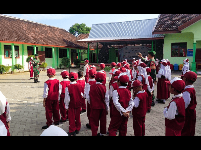 UPACARA BENDERA BERSAMA TNI DAN SISWA SD NEGERI 2 PALANGAN