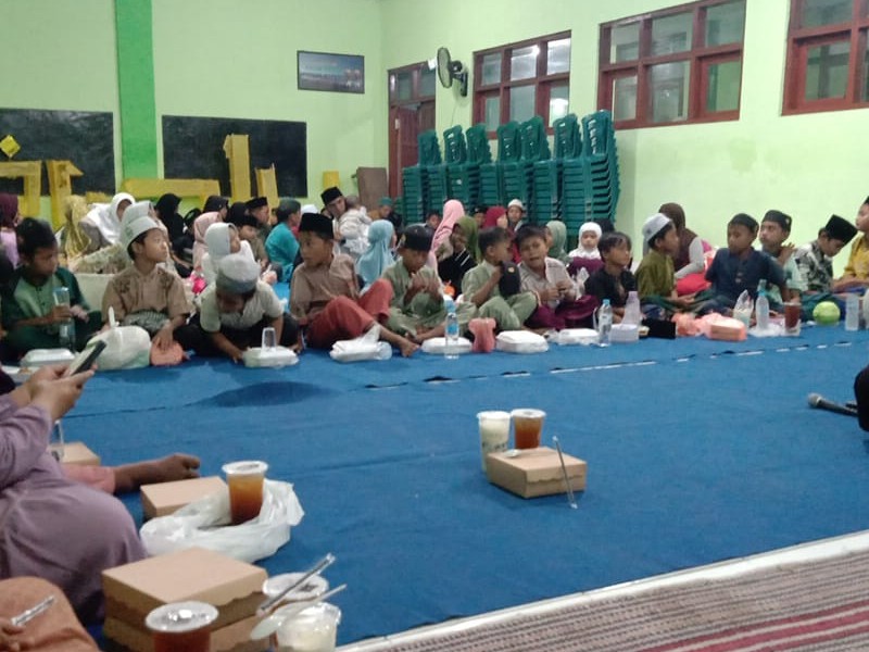 Pembagian Takjil dan Buka Bersama Keluarga Besar SD Negeri 2 Palangan